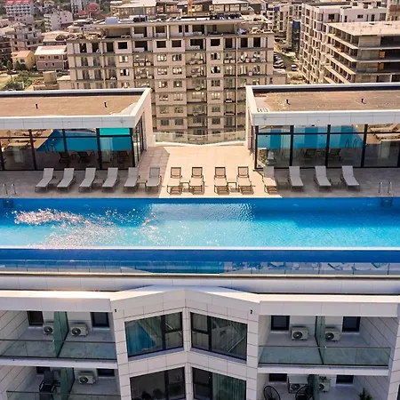 Ciu & Biu In Infinity Pool & Mamaia