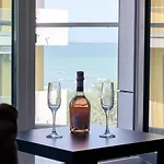 Ciu & Biu In Infinity Pool & * Mamaia