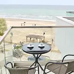 Ciu & Biu In Infinity Pool & * Mamaia