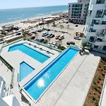 Ciu & Biu In Infinity Pool & Mamaia