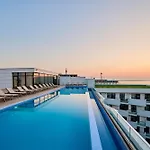 Ciu & Biu In Infinity Pool & Mamaia