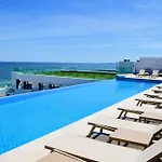 Ciu & Biu In Infinity Pool &