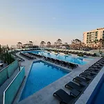 Ciu & Biu In Infinity Pool & * Mamaia