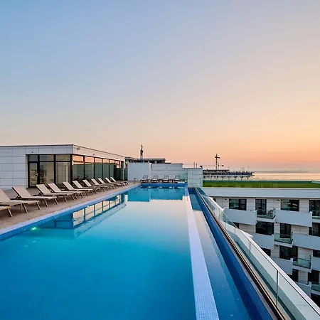 Ciu & Biu In Infinity Pool & 마마이아
