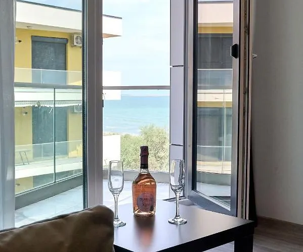 Ciu & Biu In Infinity Pool & * ママイア