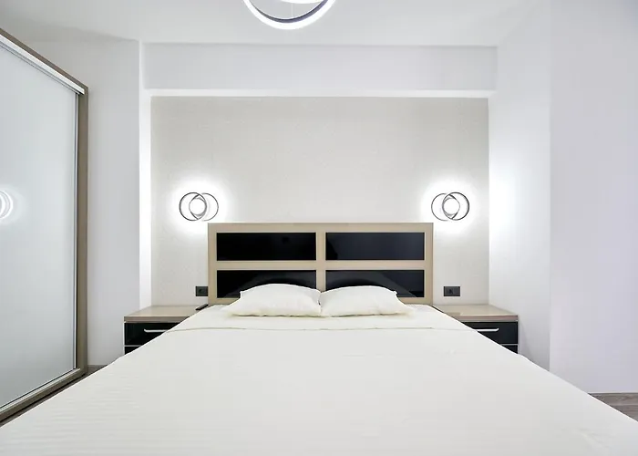 Ciu & Biu In Infinity Pool & *