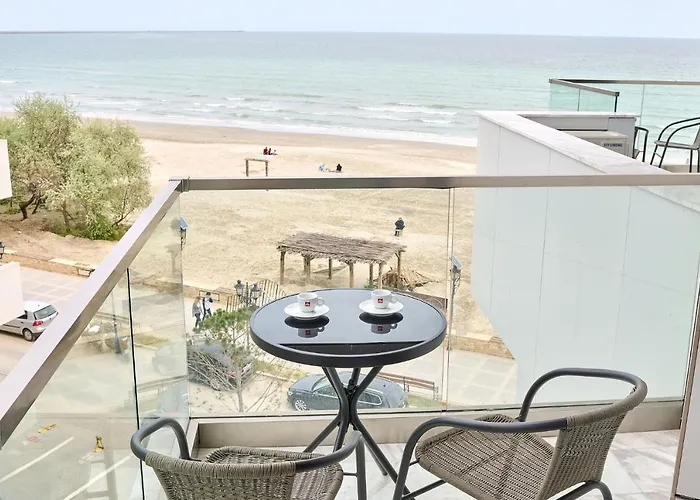 Ciu & Biu In Infinity Pool & * ママイア