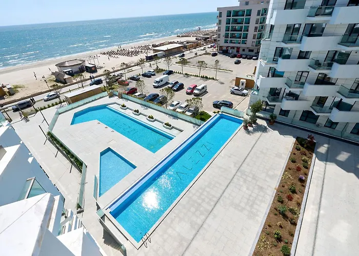 Ciu & Biu In Infinity Pool & ママイア