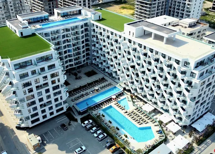 Ciu & Biu In Infinity Pool & * ママイア