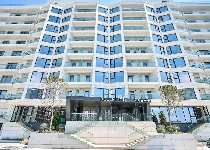 Ciu & Biu In Infinity Pool & ママイア