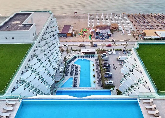 Ciu & Biu In Infinity Pool &