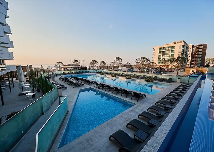 Ciu & Biu In Infinity Pool & * ママイア