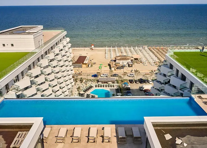 Ciu & Biu In Infinity Pool & *